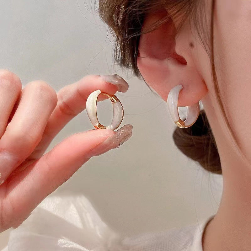 Eleganta och fashionabla ringörhängen