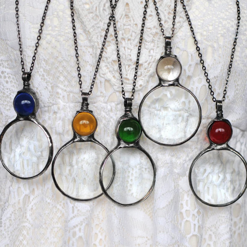 Stort halsband med förstoringsglas